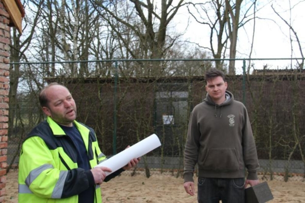 © Vlaams Paardenloket - KVM | Rudi en Jan van het Vogel- en Zoogdierenopvangcentrum in Heusden-Zolder geven een woordje uitleg bij de nieuwe stalling.